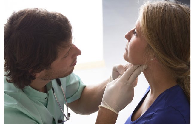 Eine Patientin bei der Untersuchung der Schilddrüse Eine Patientin bei der Untersuchung der Schilddrüse