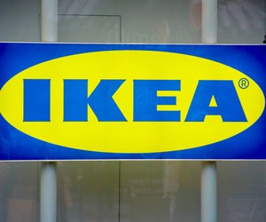 Bringt Ordnung ins Bad: Dieser Ikea-Stuhl ist Handtuchhalter und Sitz zugleich