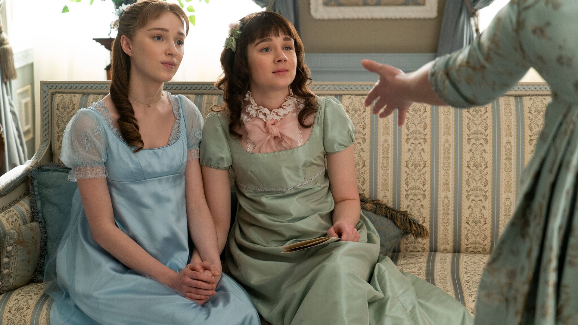 diese-filigranen-schleifen-ohrstecker-w-rden-eloise-bridgerton-stehen