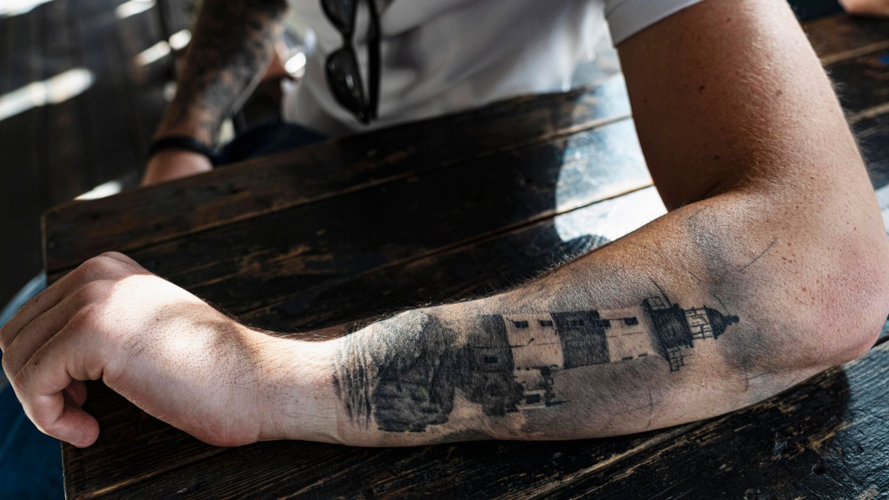 Wir zeigen dir kreative Ideen für ein Leuchtturm-Tattoo
