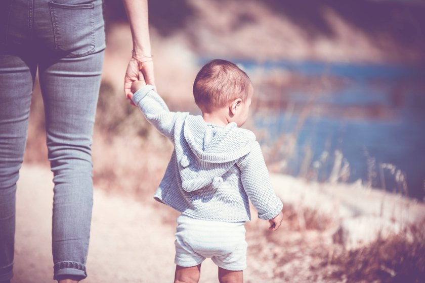Baby Junge geht mit Mutter spazieren