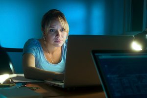 Pornokonsum, besonders wenn er ungewollt vom Partner entdeckt wird, kann die Beziehung erschüttern. Pornokonsum, besonders wenn er ungewollt vom Partner entdeckt wird, kann die Beziehung erschüttern.