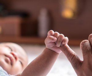 Ab wann greifen Babys? Vom Reflex zur kontrollierten Bewegung