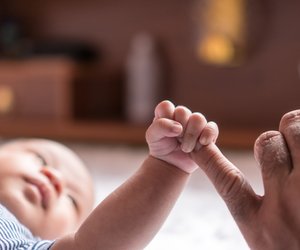 Ab wann greifen Babys? Vom Reflex zur kontrollierten Bewegung