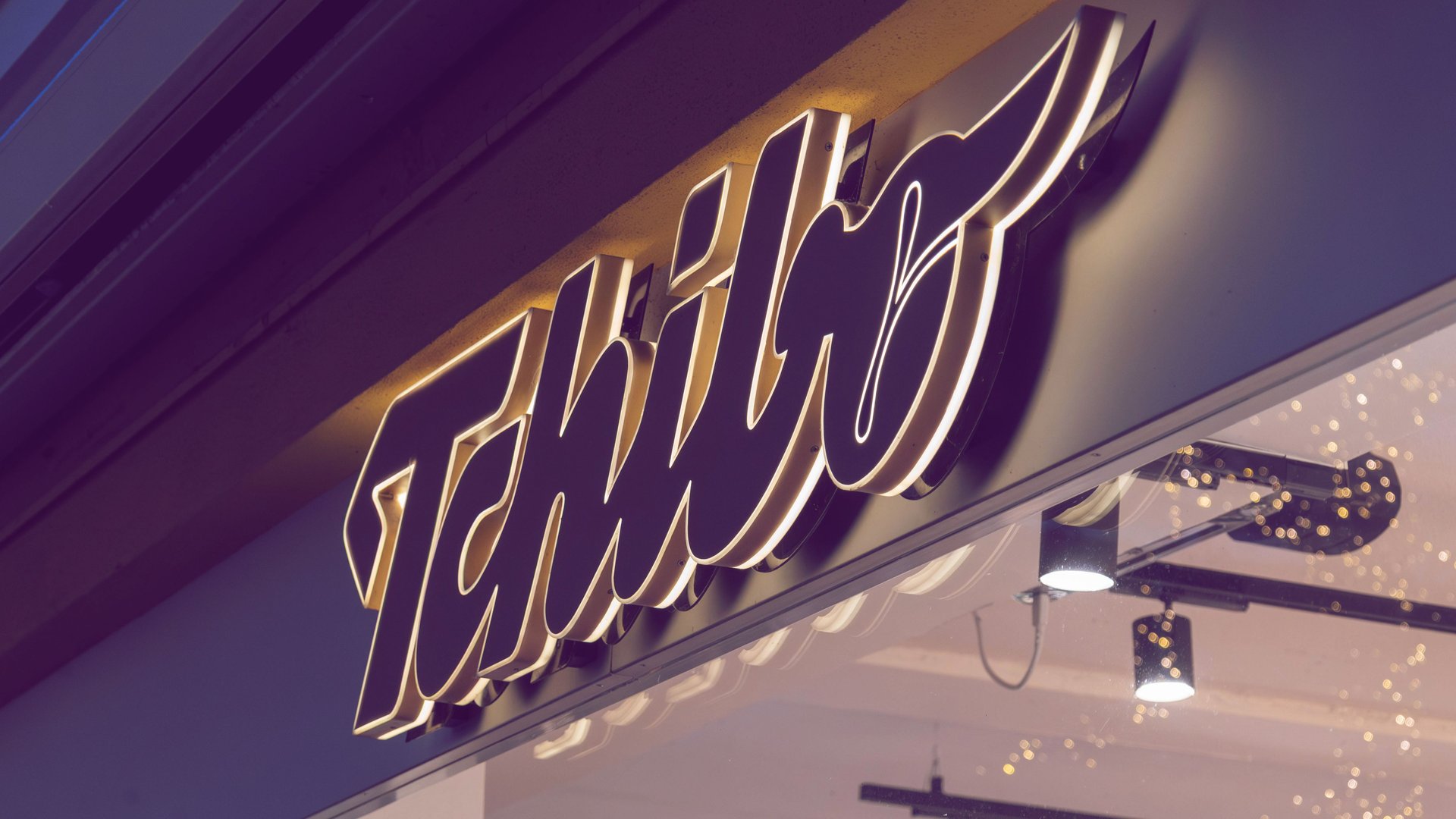 Der-Nachttisch-von-Tchibo-in-Pistazien-Gr-n-hat-ein-praktisches-Extra-f-r-Handy-und-Lampe