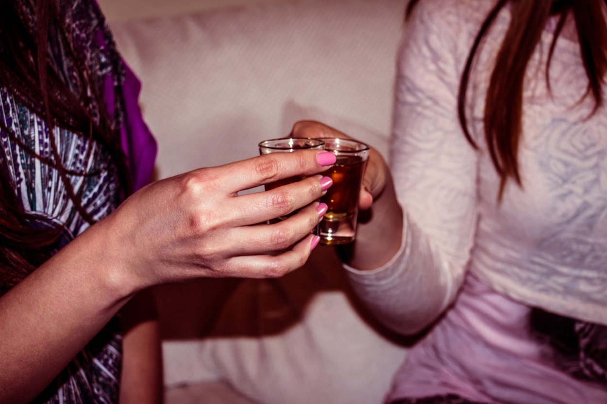 Zwei Frauen stoßen an Zwei Frauen stoßen an