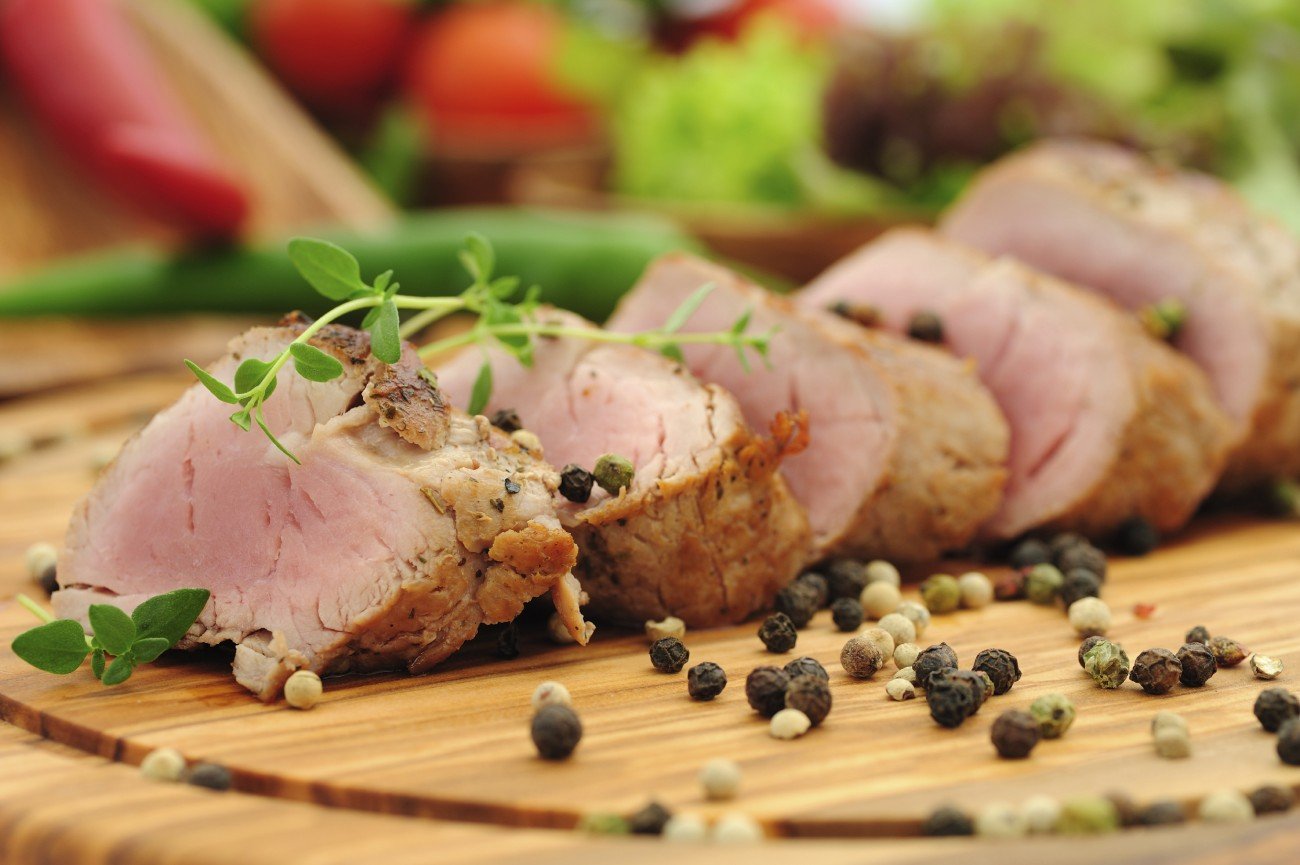 Schweinefilet auf einem Holzbrett Schweinefilet auf einem Holzbrett