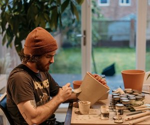 Teelichtofen bemalen: So leicht verschönerst du deinen Teelichtofen