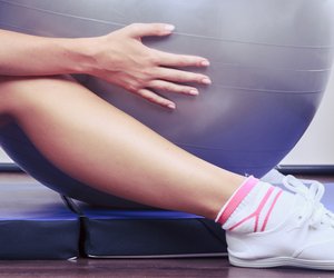 Gymnastikball-Übungen für Bauch, Beine & Po