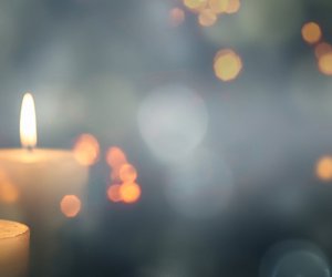 Hol dir zauberhafte Stimmung ins Wohnzimmer: Mit dem DIY-Kerzenhalter aus diesem wundervollen Action-Hack