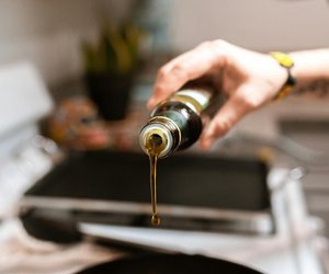 Wie entsorgt man Speiseöl? Hierhin gehört es auf keinen Fall hin