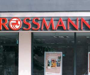 Gemütlich: Bei Rossmann gibt es eine Strickhose in der Trendfarbe des Jahres – Beige