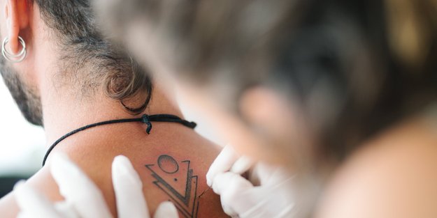 Dreieck-Tattoo Bedeutung: So wunderschön können geometrische Tattoos aussehen