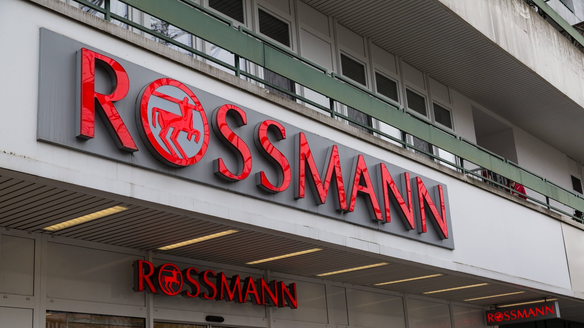 Schwungvolle-Wimpern-leicht-gemacht-Entdecke-die-beliebte-Mascara-von-Rossmann