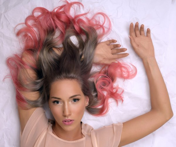 Von rot auf blond So kannst du rote Haare blond färben!