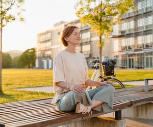 Chakra-Farben erklärt: So wirken sie auf deine Energie