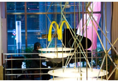 Bei McDonalds sitzt ein Mann am schwarzen Klavier. Bei McDonalds sitzt ein Mann am schwarzen Klavier.