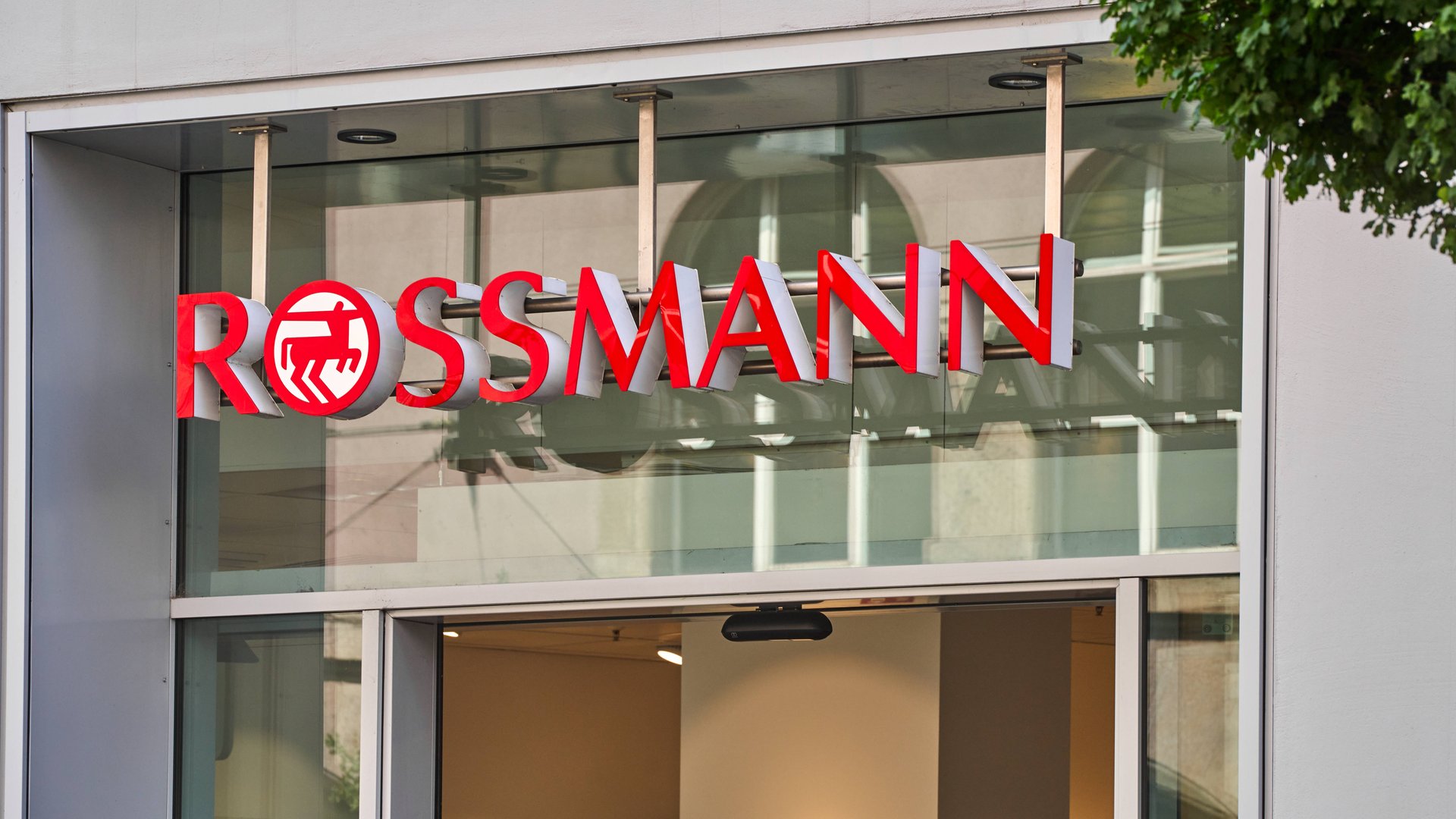 Dieses-Rossmann-Produkt-schenkt-dir-im-Sommer-einen-strahlenden-Teint