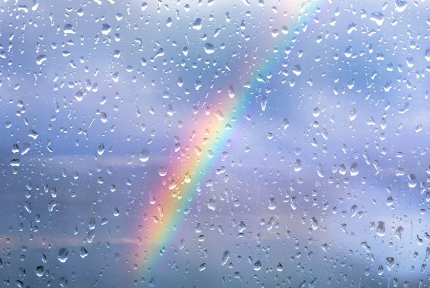Regenbogen, den man durch ein verregnetes Fenster sieht