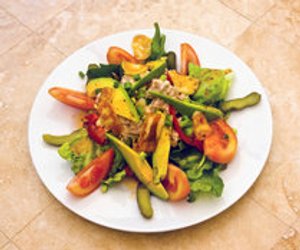 Frischer Rucola-Salat mit Avocado und Hähnchenstreifen