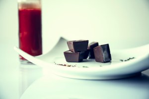 Dunkle Schokolade eignet sich besten für ein Fondue. Dunkle Schokolade eignet sich besten für ein Fondue.