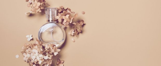 Welches Parfum trägt man im Herbst? Warme Düfte, die sich wie eine Umarmung anfühlen