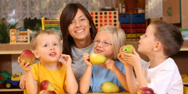 Evangelischer Kindergarten: Erzieherin mit Kindern Evangelischer Kindergarten: Erzieherin mit Kindern