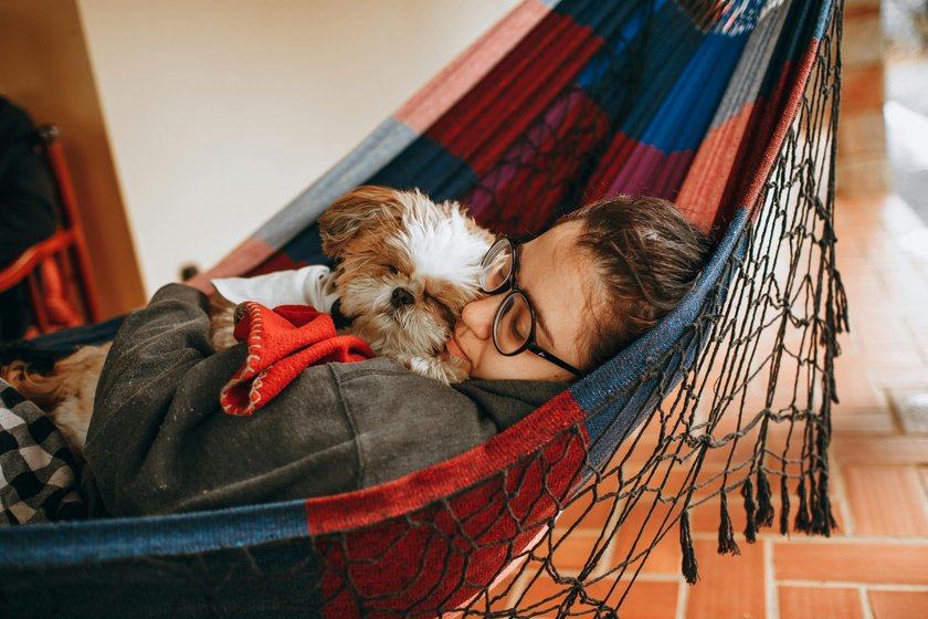 Hund und Mensch haben oft eine innige Verbindung.