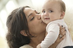 Baby, 6 Monate, wird geküsst. Baby, 6 Monate, wird geküsst.
