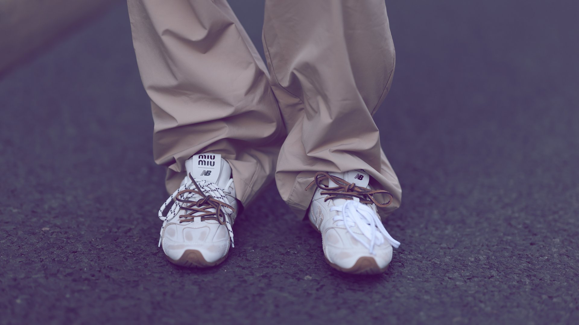 Sneaker-sind-out-Frauen-ber-30-tragen-ab-sofort-diesen-spie-igen-Schuh