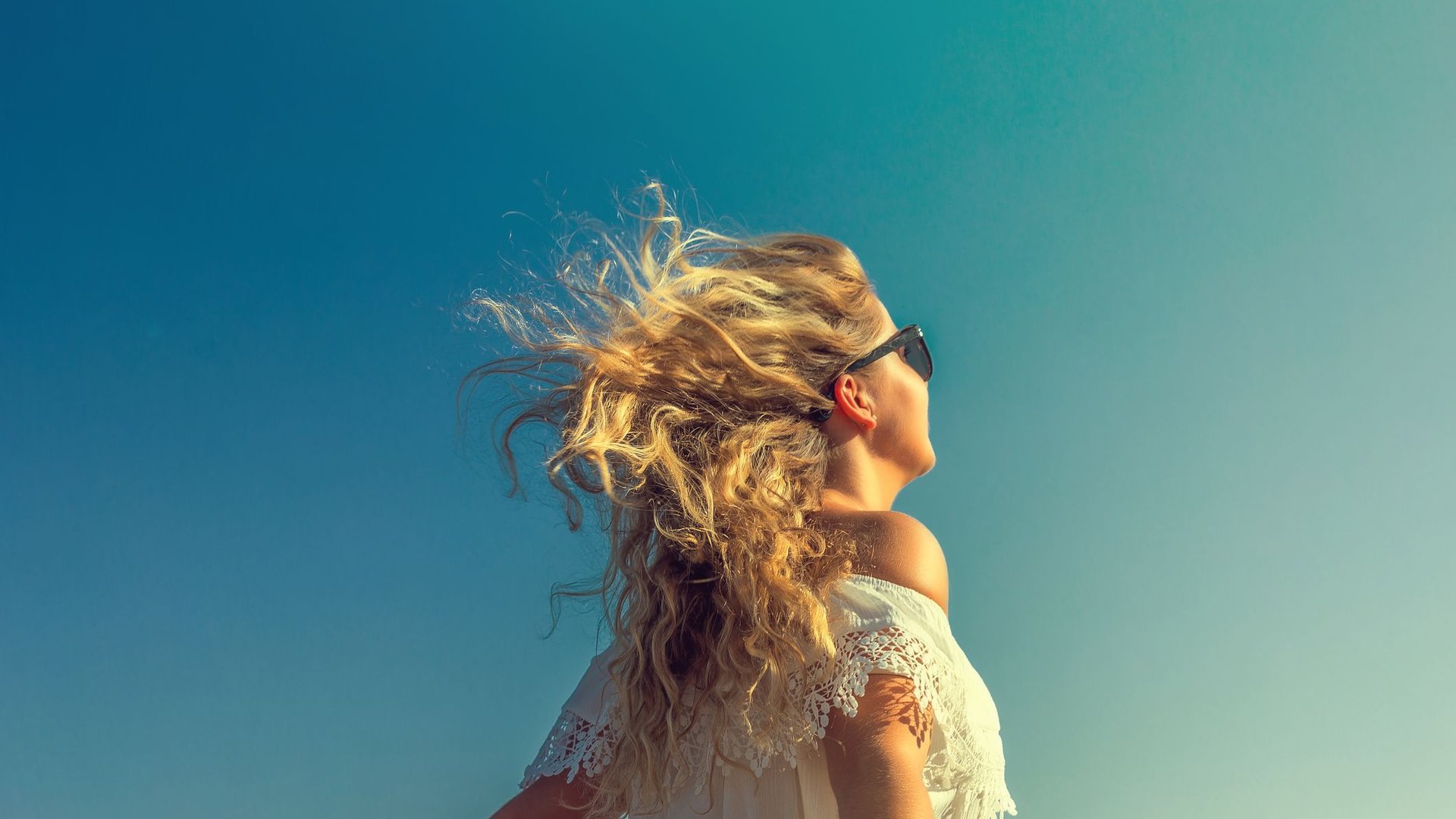 Die-5-Sommer-Must-haves-f-r-deine-Haare-Schutz-und-Pflege-die-Strand-Sonne-und-Pool-berleben