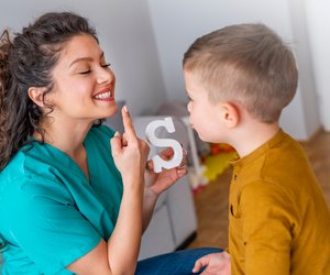 Lispeln bei Kindern: Wann therapiert werden muss & Tipps zum Vorbeugen