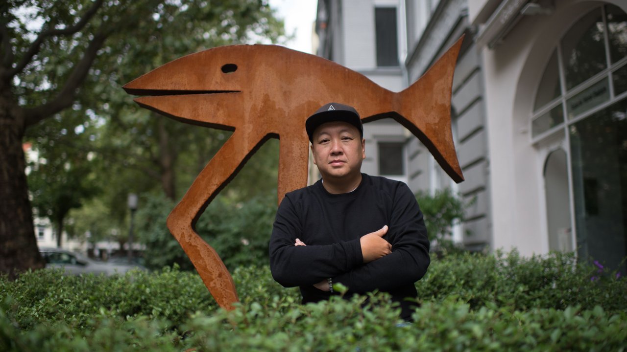 Am 3. August 2021 steht der Berliner Koch  The Duc Ngo vor einer Skulptur des Künstlers Albrecht Genin, Galierie Horst Dietrich, in Charlottenburg. Foto: Sergej Glanze / FUNKE  Foto Services