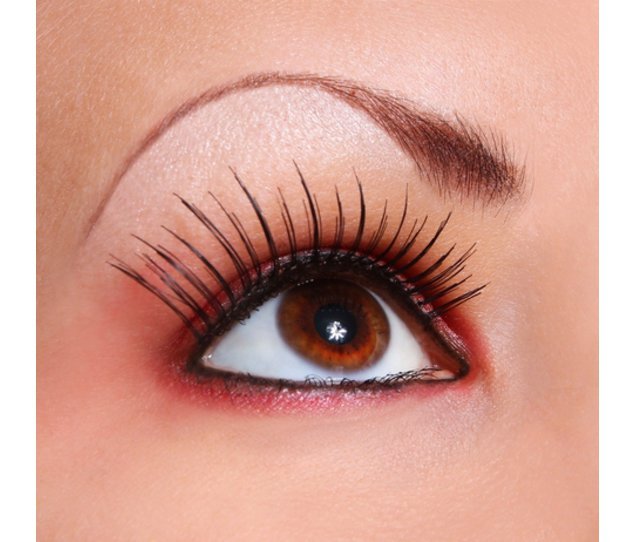Mit einer Wimpernverlängerung wird der Augenaufschlag intensiver Mit einer Wimpernverlängerung wird der Augenaufschlag intensiver