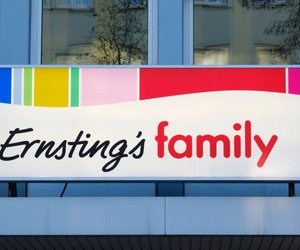 Deko-Fans holen sich diese Kissenhülle von Ernsting's family zum kleinen Preis