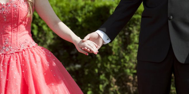 Schülerin gegen Dresscode für den Abschlussball Schülerin gegen Dresscode für den Abschlussball