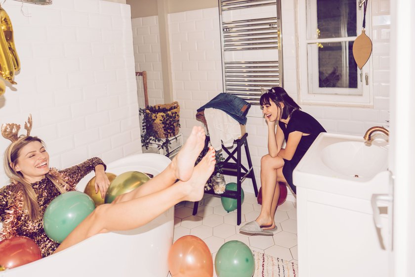 Zwei Frauen im Badezimmer während einer Party