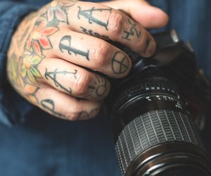 Knuckle Tattoo: Das Statement mit 4 Buchstaben