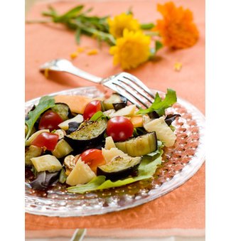 Gegrillter Gemüsesalat servierfertig Gegrillter Gemüsesalat servierfertig