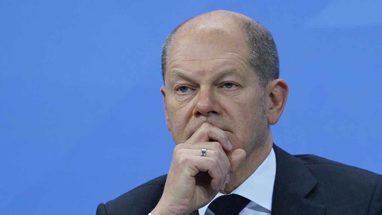 BERLIN, GERMANY - DECEMBER 21:  German Chancellor Olaf Scholz attends a press conference following a meeting between Scholz and states' leaders over the current pandemic situation on December 21, 2021 in Berlin, Germany. Germany is bracing itself for a fifth wave of the pandemic due to the current spread of the Omicron variant across Europe.  (Photo by Carstensen-Pool/Getty Images)