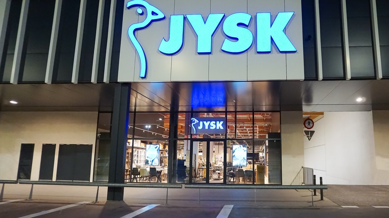 Jysk bietet eine super stylische Lampe, die deinem Zuhause Charme verleiht.