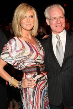 Heidi Klum ich einem bunten Kleid mit ihrem Kollegen aus Projekt Runway bei der Diane von Furstenberg Show auf der Fashion Week in Berlin Heidi Klum ich einem bunten Kleid mit ihrem Kollegen aus Projekt Runway bei der Diane von Furstenberg Show auf der Fashion Week in Berlin