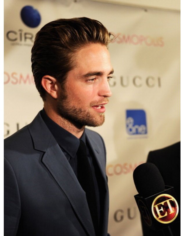 Robert Pattinson spricht in ein Mikro Robert Pattinson spricht in ein Mikro