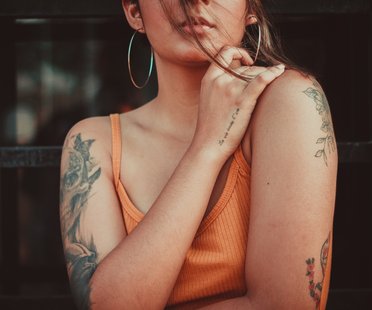 Frauen handgelenk tattoo Kleine Tattoos