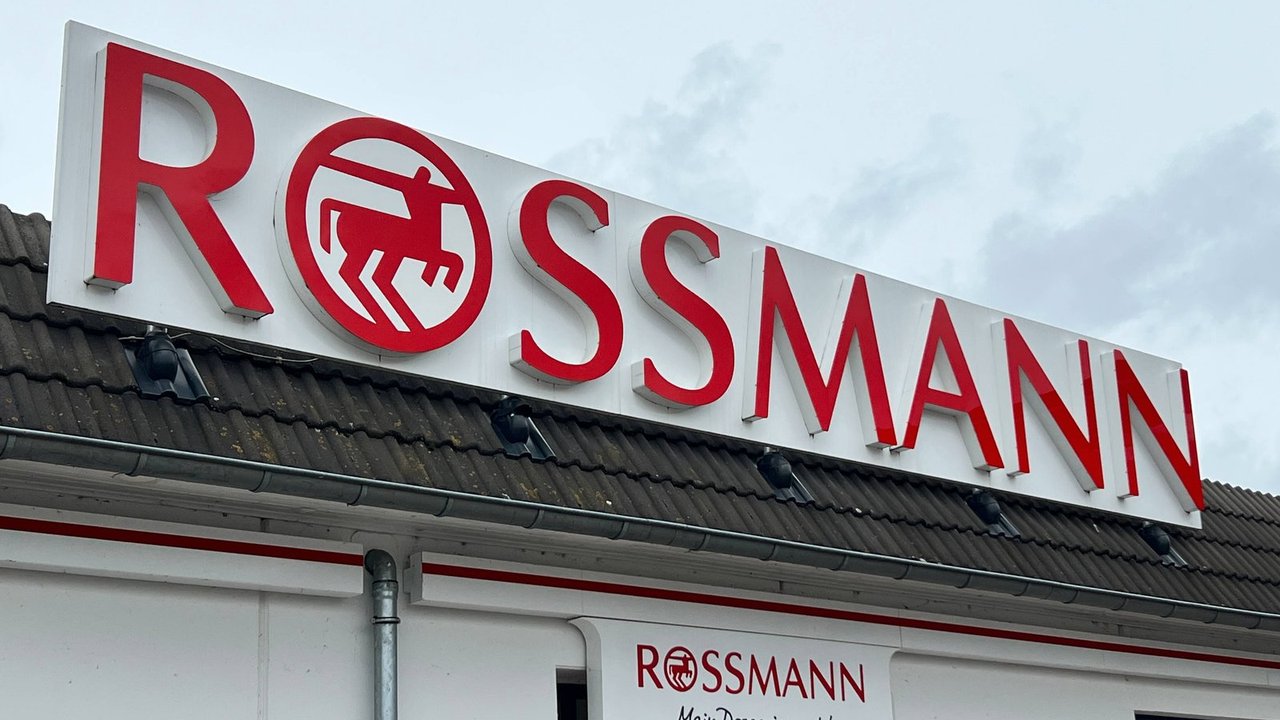Dieser Rossmann-Eyeliner sorgt im Handumdrehen für einen funkelnden Hingucker.