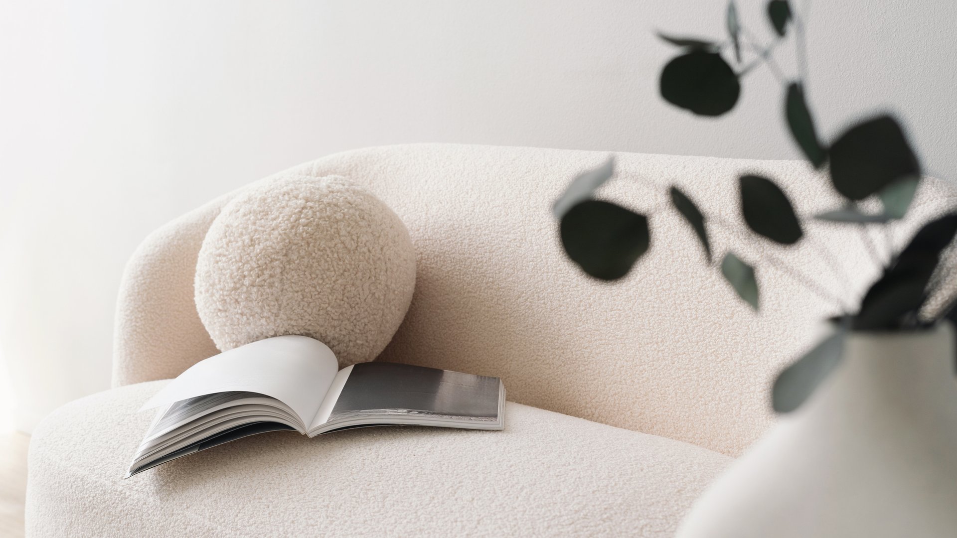 Dieser-kuscheliger-Amazon-Sessel-in-Creme-ist-ein-Wohnzimmer-Highlight-