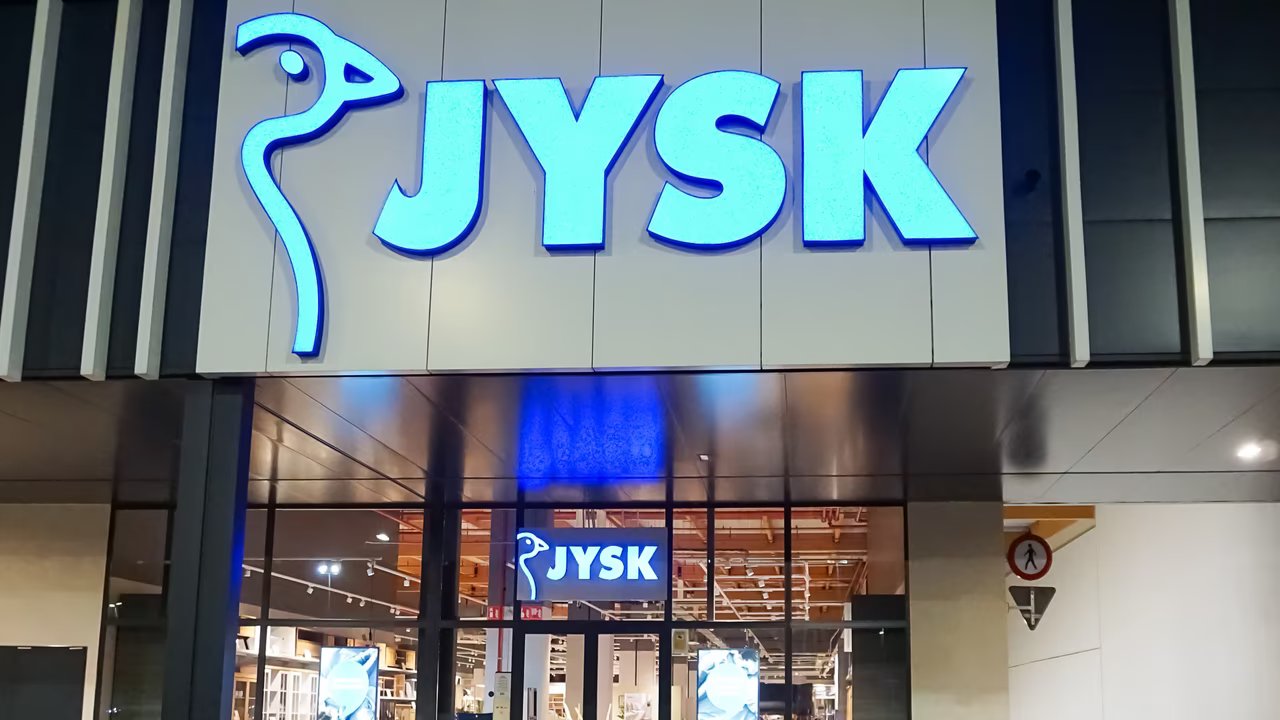 Die Jysk-Auflagenbox bringt mehr Komfort auf deinen Balkon oder in deinen Garten.