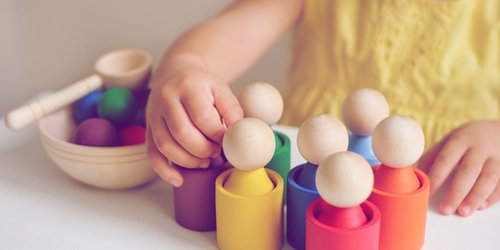 Alleine spielen: So förderst du dein Kind