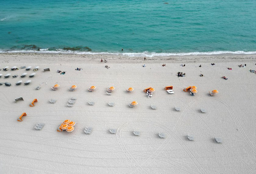Sandstrand mit türkisblauem Meer von oben fotografiert