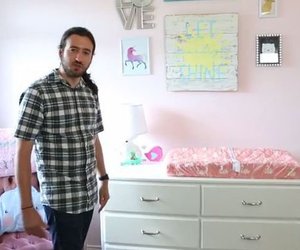 Vater macht Führung durchs Babyzimmer im „MTV Cribs“-Stil